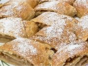 Křehký jablečný štrúdl z jogurtového těsta