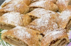 Křehký jablečný štrúdl z jogurtového těsta