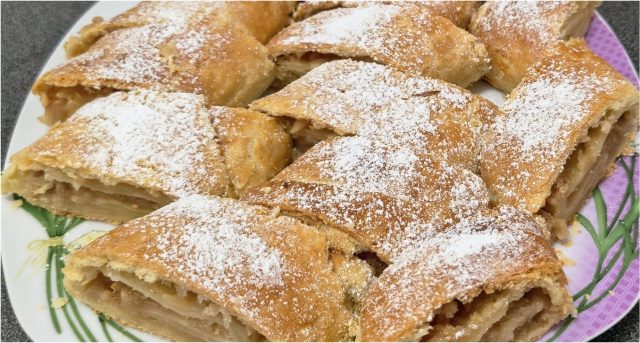 Křehký jablečný štrúdl z jogurtového těsta