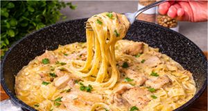 Krémové fettuccine s kuřecím masem a parmezánem: Italská elegance u vás doma Krémové těstoviny s kuřecím masem a žampiony: rychlá večeře do 30 minut