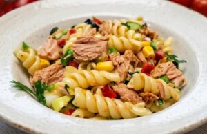 Nejlepší tuňákový salát s těstovinami: Barevná symfonie, co zasytí