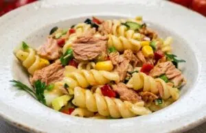Nejlepší tuňákový salát s těstovinami: Barevná symfonie, co zasytí