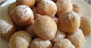 Rychlé tvarohové bobky: Sladká bleskovka ke kávě, kterou nemusíte nechat kynout Rychlé tvarohové bobky bez kynutí: nadýchaná sladká dobrota hotová za 15 minut