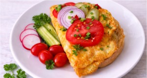 Pravá tvarůžková smaženka s vajíčkem a jarní cibulkou: Bleskový recept Tvarůžková smaženka na pánvi: Pikantní placka hotová za 7 minut