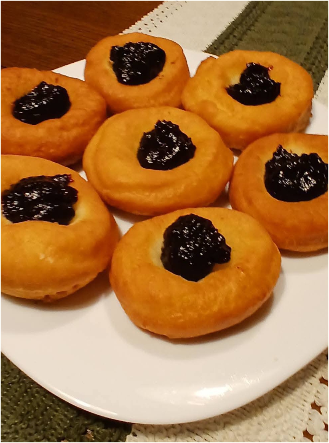 Kynuté vdolky s povidly: Trik „důlkem dolů“, díky kterému budou nadýchané a s hlubokou jamkou