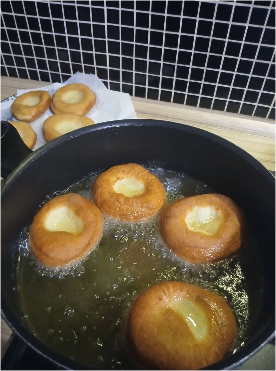 Kynuté vdolky s povidly: Trik „důlkem dolů“, díky kterému budou nadýchané a s hlubokou jamkou