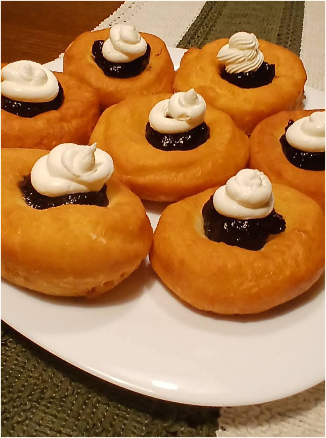 Kynuté vdolky s povidly: Trik „důlkem dolů“, díky kterému budou nadýchané a s hlubokou jamkou