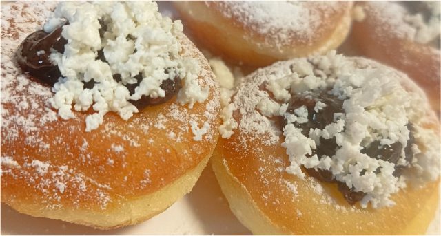 Kynuté vdolky s povidly: Trik „důlkem dolů“, díky kterému budou nadýchané a s hlubokou jamkou Kynuté vdolky s povidly: Trik „důlkem dolů“, díky kterému budou nadýchané a s hlubokou jamkou