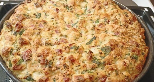 Velikonoční nádivka s uzeným masem a bylinkami (nadýchaná a křupavá)