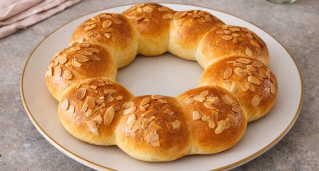 Velikonoční věnec z kynutého těsta: krásný sváteční moučník bez pletení