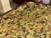 Poctivá velikonoční nádivka s uzeným masem a špenátem: Tradice na velký plech Velikonoční nádivka s uzenou krkovicí a špenátem – poctivý domácí recept