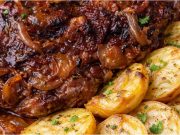 Marinovaná krkovice pečená na cibuli: Šťavnatý oběd s křupavými bramborami Pečená vepřová krkovice v marinádě z kečupu a sójové omáčky: šťavnaté maso z jednoho pekáče