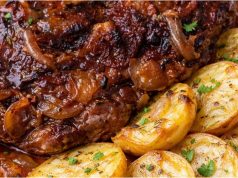 Marinovaná krkovice pečená na cibuli: Šťavnatý oběd s křupavými bramborami Pečená vepřová krkovice v marinádě z kečupu a sójové omáčky: šťavnaté maso z jednoho pekáče
