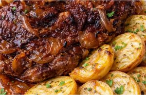 Marinovaná krkovice pečená na cibuli: Šťavnatý oběd s křupavými bramborami Pečená vepřová krkovice v marinádě z kečupu a sójové omáčky: šťavnaté maso z jednoho pekáče