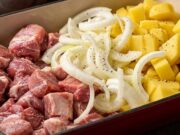 Vepřová krkovice s bramborami z jednoho pekáče: Šťavnatý oběd bez námahy