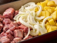 Vepřová krkovice s bramborami z jednoho pekáče: Šťavnatý oběd bez námahy Vepřová krkovice s bramborami z jednoho pekáče: rychlý rodinný oběd se sýrovou krustou