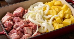 Vepřová krkovice s bramborami z jednoho pekáče: Šťavnatý oběd bez námahy Vepřová krkovice s bramborami z jednoho pekáče: rychlý rodinný oběd se sýrovou krustou