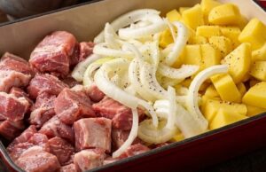 Vepřová krkovice s bramborami z jednoho pekáče: Šťavnatý oběd bez námahy