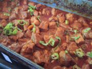 Pomalu pečená krkovice na pivu a medu: Šťavnaté maso s bohatou omáčkou