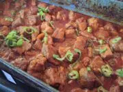 Pomalu pečená krkovice na pivu a medu: Šťavnaté maso s bohatou omáčkou