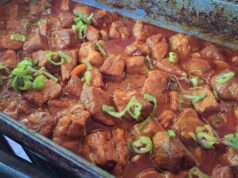 Pomalu pečená krkovice na pivu a medu: Šťavnaté maso s bohatou omáčkou