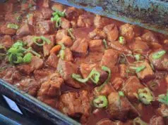 Pomalu pečená krkovice na pivu a medu: Šťavnaté maso s bohatou omáčkou