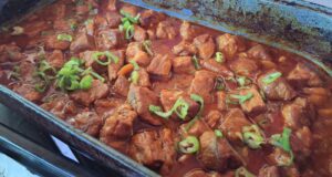 Pomalu pečená krkovice na pivu a medu: Šťavnaté maso s bohatou omáčkou Vepřová krkovice na pivu s bylinkami: šťavnaté maso z trouby