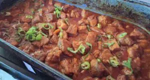 Pomalu pečená krkovice na pivu a medu: Šťavnaté maso s bohatou omáčkou Vepřová krkovice na pivu s bylinkami: šťavnaté maso z trouby