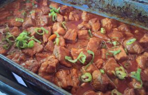 Pomalu pečená krkovice na pivu a medu: Šťavnaté maso s bohatou omáčkou