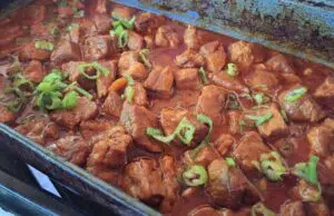 Pomalu pečená krkovice na pivu a medu: Šťavnaté maso s bohatou omáčkou