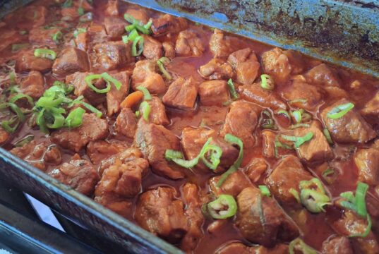 Pomalu pečená krkovice na pivu a medu: Šťavnaté maso s bohatou omáčkou