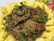 Dušená vepřová líčka na bílém víně a žampionech: luxusní omáčka, která se rozpadá pod vidličkou