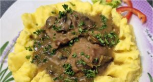 Vepřová líčka na bílém víně se žampiony: Křehká delikatesa, která se rozplývá na jazyku Dušená vepřová líčka na bílém víně a žampionech: luxusní omáčka, která se rozpadá pod vidličkou