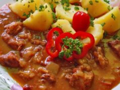 Vepřové kostky na leču: Poctivý český oběd, který provoní celý dům Vepřové maso na leču – jednoduchý domácí recept s bramborami