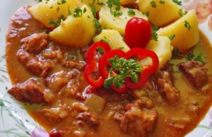 Vepřové kostky na leču: Poctivý český oběd, který provoní celý dům Vepřové maso na leču – jednoduchý domácí recept s bramborami