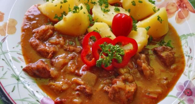 Vepřové maso na leču – jednoduchý domácí recept s bramborami