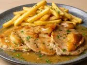 Vepřové kotlety na pivu s česnekem a hořčicí: Poctivá bašta z jednoho pekáčku