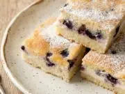 Hrníčkový koláč s tvarohem a borůvkami: Šťavnatá symfonie ze dvou vrstev