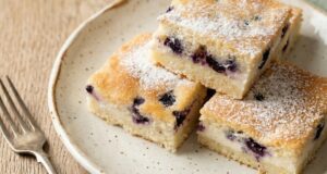 Hrníčkový koláč s tvarohem a borůvkami: Šťavnatá symfonie ze dvou vrstev