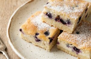 Hrníčkový koláč s tvarohem a borůvkami: Šťavnatá symfonie ze dvou vrstev