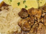 Poctivé vepřové výpečky s domácím bramborovým knedlíkem a zelím