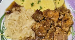 Poctivé vepřové výpečky s domácím bramborovým knedlíkem a zelím Poctivé vepřové výpečky s domácím bramborovým knedlíkem a zelím