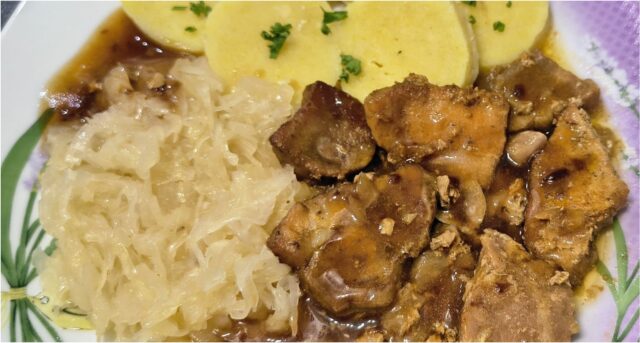 Poctivé vepřové výpečky s domácím bramborovým knedlíkem a zelím Poctivé vepřové výpečky s domácím bramborovým knedlíkem a zelím