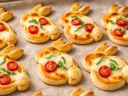 Slaní velikonoční zajíčci z listového těsta: Bleskové pohoštění s mozzarellou a rajčátky