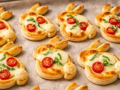 Slaní velikonoční zajíčci z listového těsta: Bleskové pohoštění s mozzarellou a rajčátky