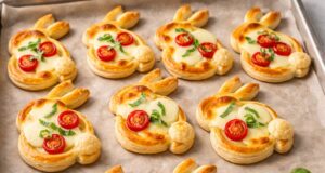 Slaní velikonoční zajíčci z listového těsta: Bleskové pohoštění s mozzarellou a rajčátky Slaní velikonoční zajíčci z listového těsta: bleskové mini pizzy za 20 minut