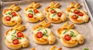 Slaní velikonoční zajíčci z listového těsta: Bleskové pohoštění s mozzarellou a rajčátky Slaní velikonoční zajíčci z listového těsta: bleskové mini pizzy za 20 minut
