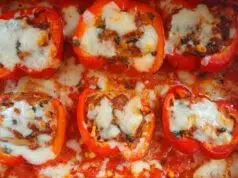Zapečené papriky po italsku s mozzarellou: Zdravý oběd plný chutí Plněné papriky bez rýže z trouby: hovězí maso, rajčata a mozzarella