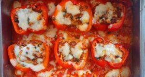 Zapečené papriky po italsku s mozzarellou: Zdravý oběd plný chutí Plněné papriky bez rýže z trouby: hovězí maso, rajčata a mozzarella