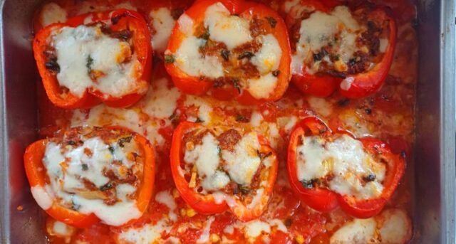 Plněné papriky bez rýže z trouby: hovězí maso, rajčata a mozzarella